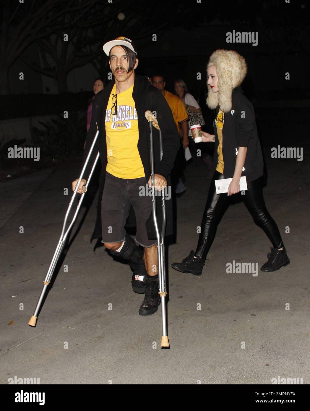 Anthony Keidis arriva in stampelle allo Staples Center per la partita Lakers vs Memphis. Los Angeles, California. 8th gennaio 2012. Foto Stock