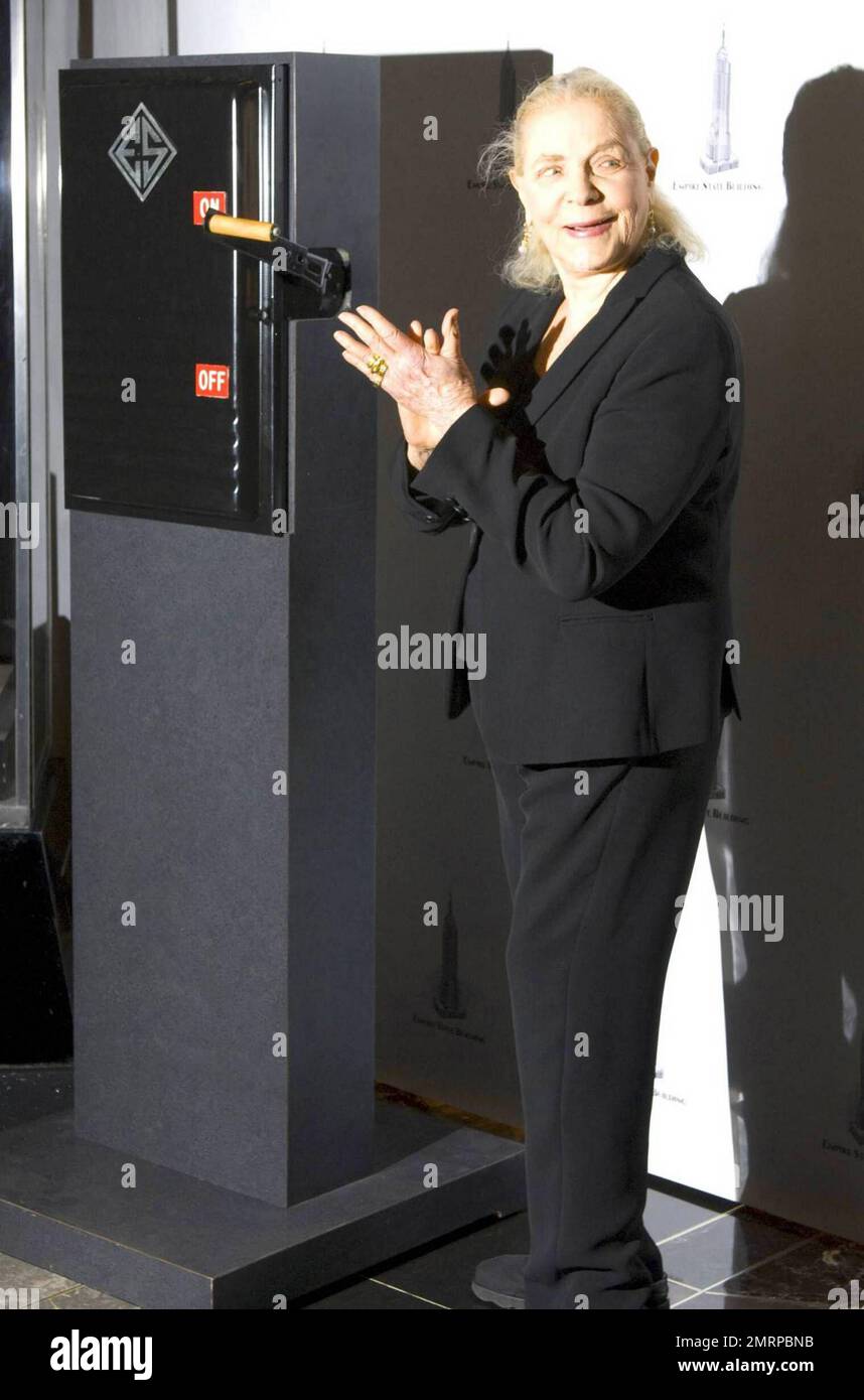 La leggendaria attrice Lauren Bacall ospita la cerimonia dell'illuminazione presso l'Empire state Building che celebra il 125th° anniversario dell'American Academy of the drammatic Arts Per festeggiare, l'edificio era illuminato di blu e bianco per onorare l'accademia. New York, NY. 10/2/09. Foto Stock