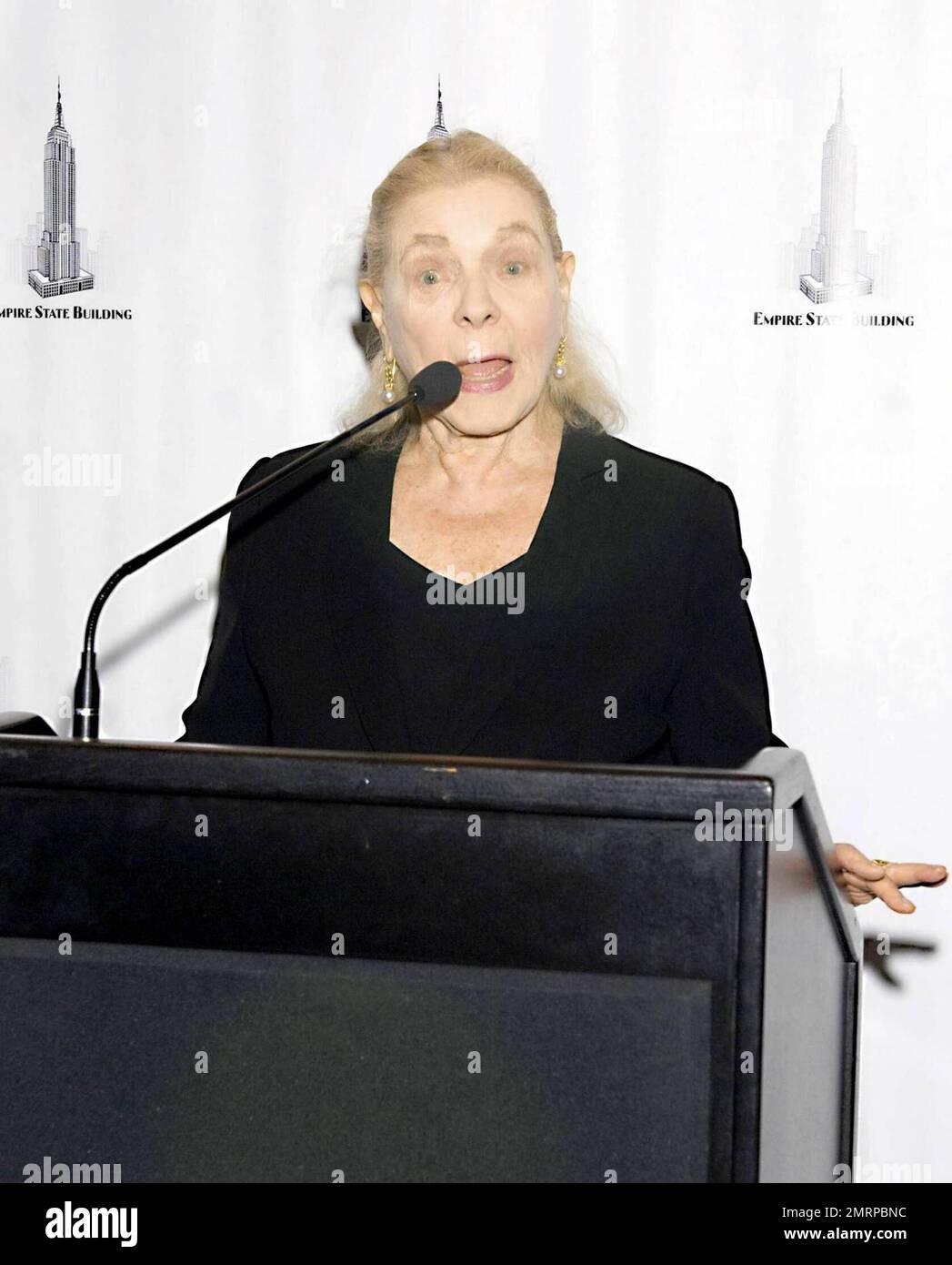 La leggendaria attrice Lauren Bacall ospita la cerimonia dell'illuminazione presso l'Empire state Building che celebra il 125th° anniversario dell'American Academy of the drammatic Arts Per festeggiare, l'edificio era illuminato di blu e bianco per onorare l'accademia. New York, NY. 10/2/09. Foto Stock