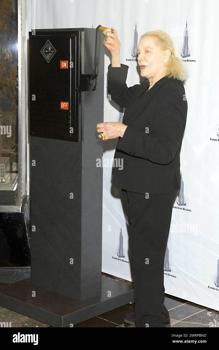 La leggendaria attrice Lauren Bacall ospita la cerimonia dell'illuminazione presso l'Empire state Building che celebra il 125th° anniversario dell'American Academy of the drammatic Arts Per festeggiare, l'edificio era illuminato di blu e bianco per onorare l'accademia. New York, NY. 10/2/09. Foto Stock