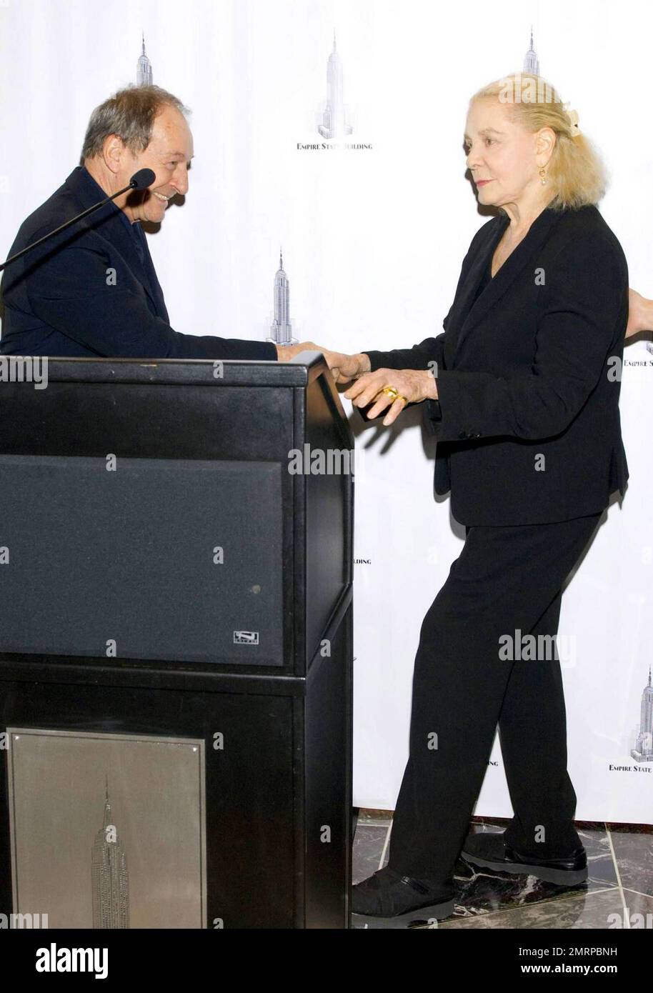 La leggendaria attrice Lauren Bacall ospita la cerimonia dell'illuminazione presso l'Empire state Building che celebra il 125th° anniversario dell'American Academy of the drammatic Arts Per festeggiare, l'edificio era illuminato di blu e bianco per onorare l'accademia. New York, NY. 10/2/09. Foto Stock
