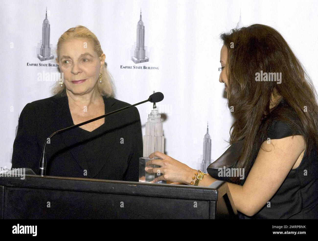 La leggendaria attrice Lauren Bacall ospita la cerimonia dell'illuminazione presso l'Empire state Building che celebra il 125th° anniversario dell'American Academy of the drammatic Arts Per festeggiare, l'edificio era illuminato di blu e bianco per onorare l'accademia. New York, NY. 10/2/09. Foto Stock