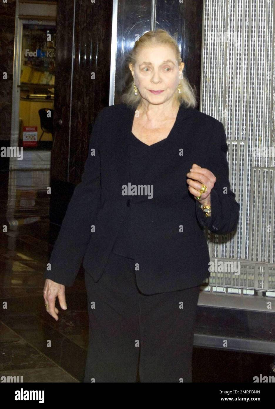 La leggendaria attrice Lauren Bacall ospita la cerimonia dell'illuminazione presso l'Empire state Building che celebra il 125th° anniversario dell'American Academy of the drammatic Arts Per festeggiare, l'edificio era illuminato di blu e bianco per onorare l'accademia. New York, NY. 10/2/09. Foto Stock
