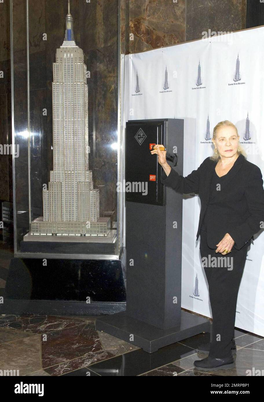 La leggendaria attrice Lauren Bacall ospita la cerimonia dell'illuminazione presso l'Empire state Building che celebra il 125th° anniversario dell'American Academy of the drammatic Arts Per festeggiare, l'edificio era illuminato di blu e bianco per onorare l'accademia. New York, NY. 10/2/09. Foto Stock