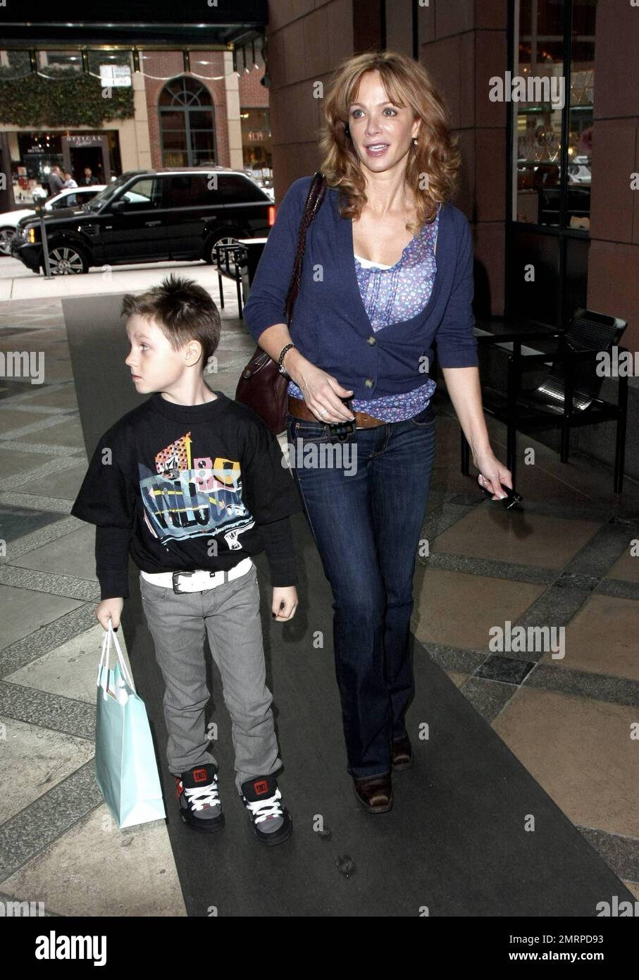 Lauren Holly si trova a Beverly Hills, California, a Bedford Drive, dove è possibile trascorrere una giornata all'aperto. 2/19/10. . Foto Stock