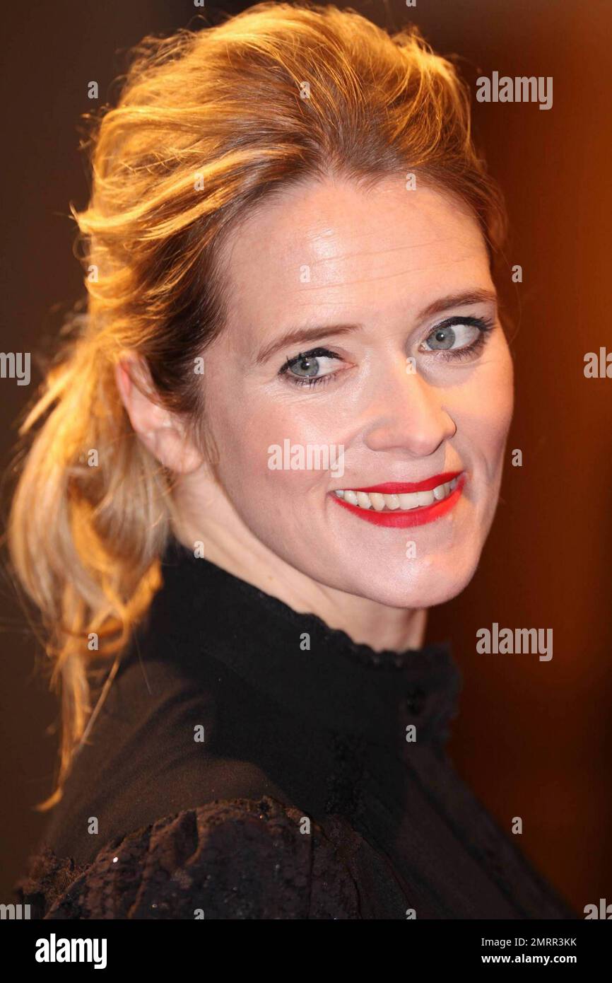 Edith Bowman rispecchia lo stile della sua giovane co-star Chloe Moretz con un occhiolino nero e un abito in pizzo nero sul tappeto rosso per la prima di "Let Me in" tenutasi a Vue West End durante il BFI London Film Festival 54th. "Let Me in" è un film horror drammatico americano basato sul film svedese del 2008 "Let the Right One in". Londra, Regno Unito. 10/14/10. Foto Stock