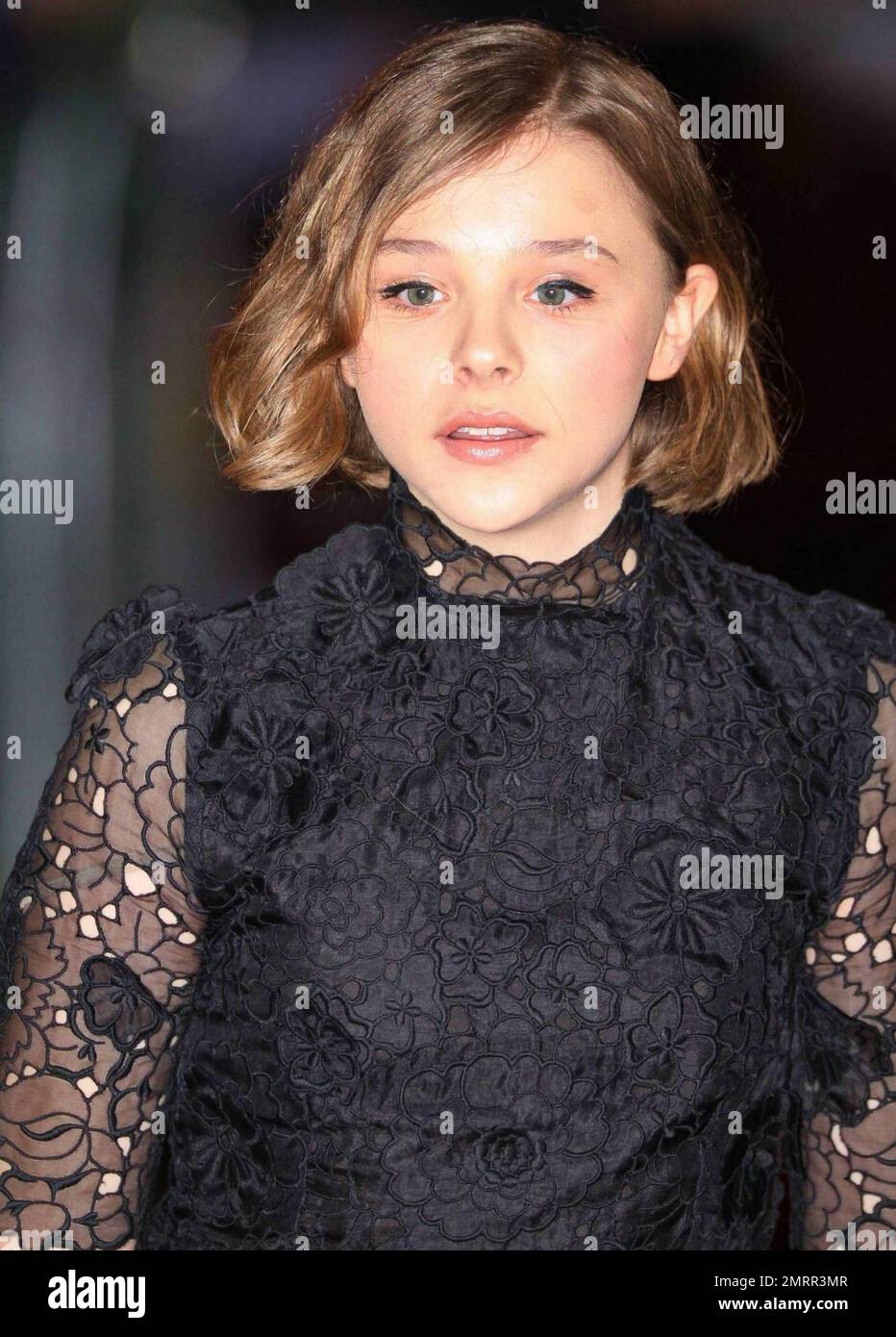 L'attrice di 13 anni Chloe Moretz ha un aspetto molto maturo, con un trucco per gli occhi e un grazioso abito in pizzo nero sul tappeto rosso per la prima di 'Let Me in' tenutasi al Vue West End durante il BFI London Film Festival 54th. "Let Me in" è un film horror drammatico americano basato sul film svedese del 2008 "Let the Right One in". Londra, Regno Unito. 10/14/10. Foto Stock