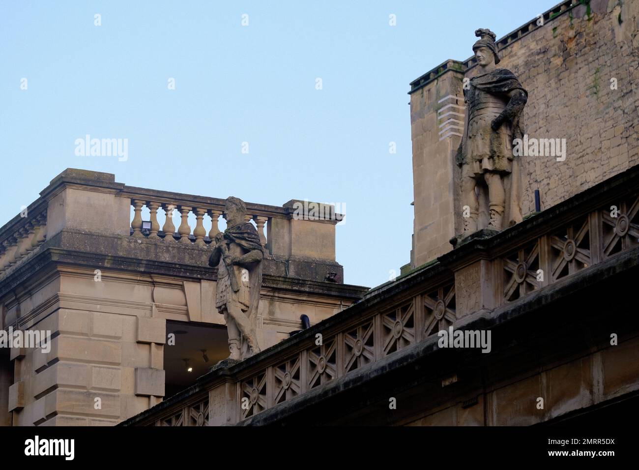 Un inquadramento a basso angolo di sculture presso il complesso delle Terme Romane di Bath, Somerset Foto Stock