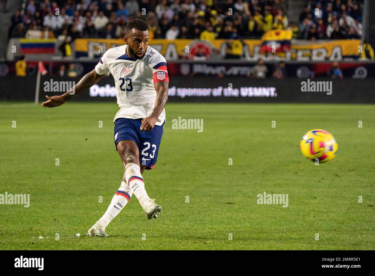 Il centrocampista degli Stati Uniti Kellyn Acosta (23) prende un calcio di punizione durante una partita amichevole internazionale contro la Colombia, Sabato, Januar Foto Stock