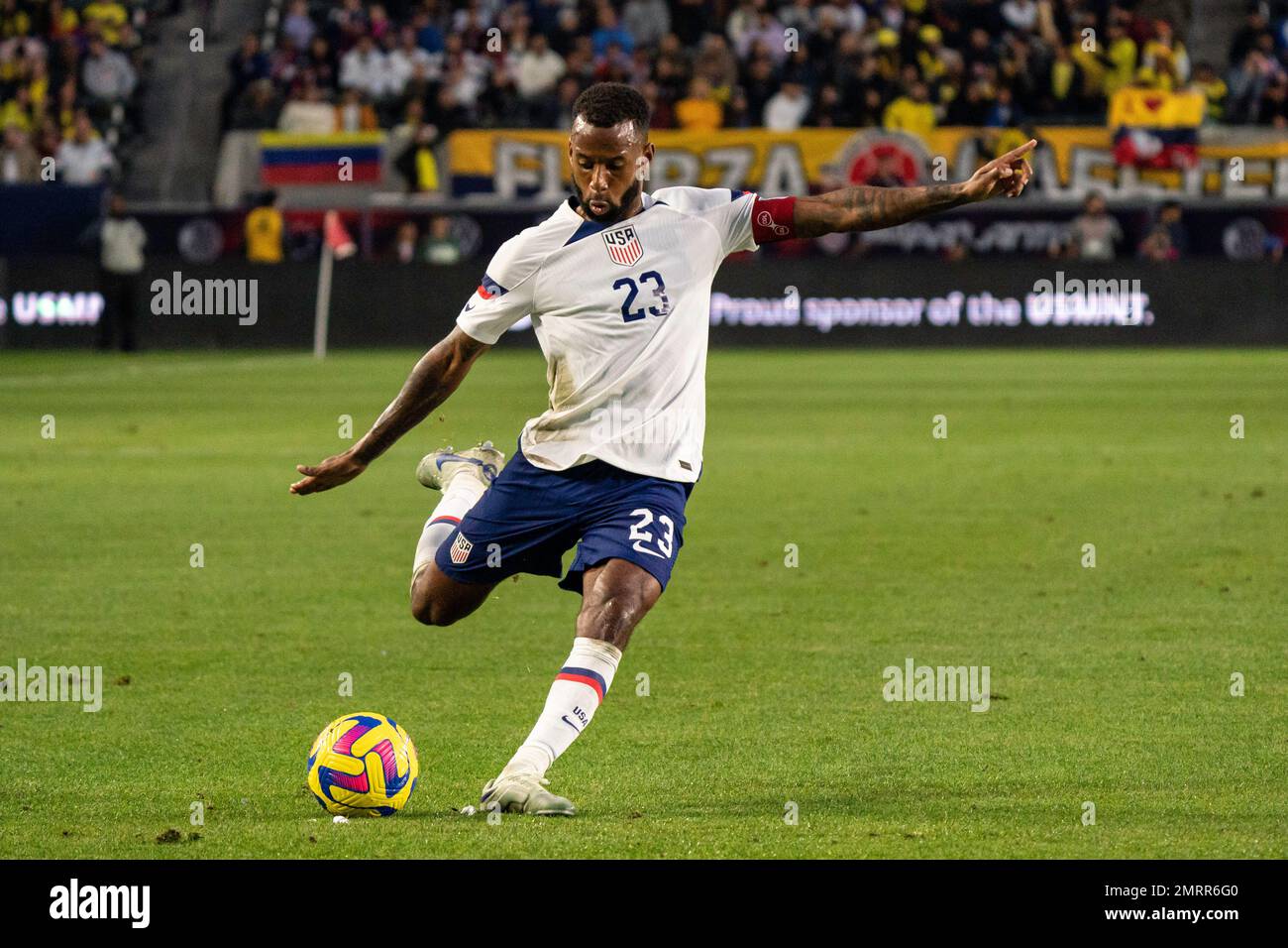 Il centrocampista degli Stati Uniti Kellyn Acosta (23) prende un calcio di punizione durante una partita amichevole internazionale contro la Colombia, Sabato, Januar Foto Stock