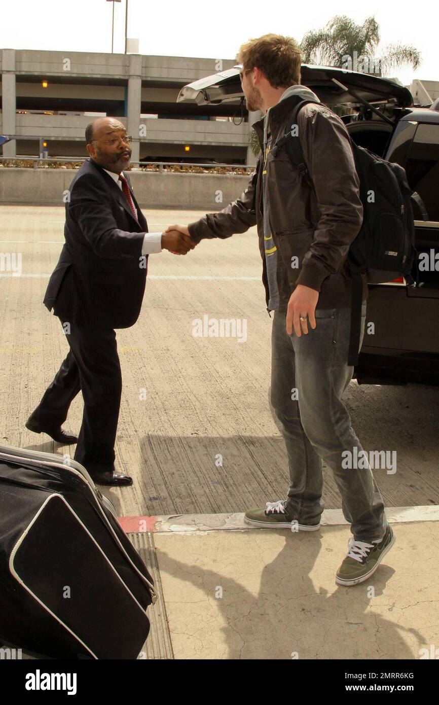 ESCLUSIVO!! L'attore Last Song, Liam Hemsworth, effettua il check-in al LAX per un volo. Los Angeles, California. 3/21/10. . Foto Stock