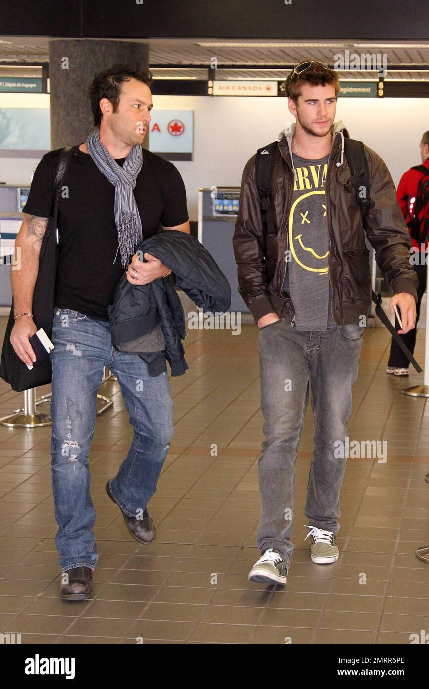 ESCLUSIVO!! L'attore Last Song, Liam Hemsworth, effettua il check-in al LAX per un volo. Los Angeles, California. 3/21/10. . Foto Stock