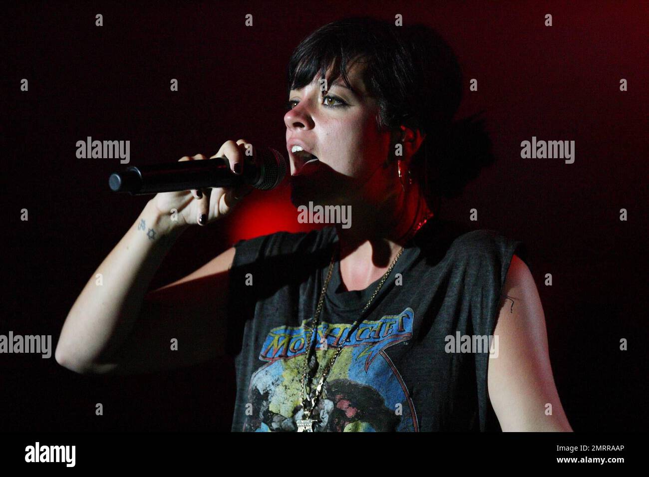 Esclusivo!! Il cantante Lily Allen si esibisce all'Atlantis Theatre come parte del Party Plane di Z100 con OP all'Atlantis. Allen ha cantato i successi del suo nuovo album e ha goduto un bicchiere di vino e una sigaretta sul palco. Attualmente sta lavorando sodo per promuovere il suo nuovo album negli Stati Uniti e ha ammesso di essere disperata per il suo nuovo disco 'IT's Not Me, Sei tu a dare il massimo alle classifiche degli album statunitensi e ha chiesto ai fan di assicurarsi che si spostino dall'attuale slot numero due per diventare il numero uno. Con il titolo 'HELP', Lily ha recentemente scritto sul suo blog MySpace, : 'i've Never Had a No.1 album in Inghilterra, Never Mind the US, A. Foto Stock