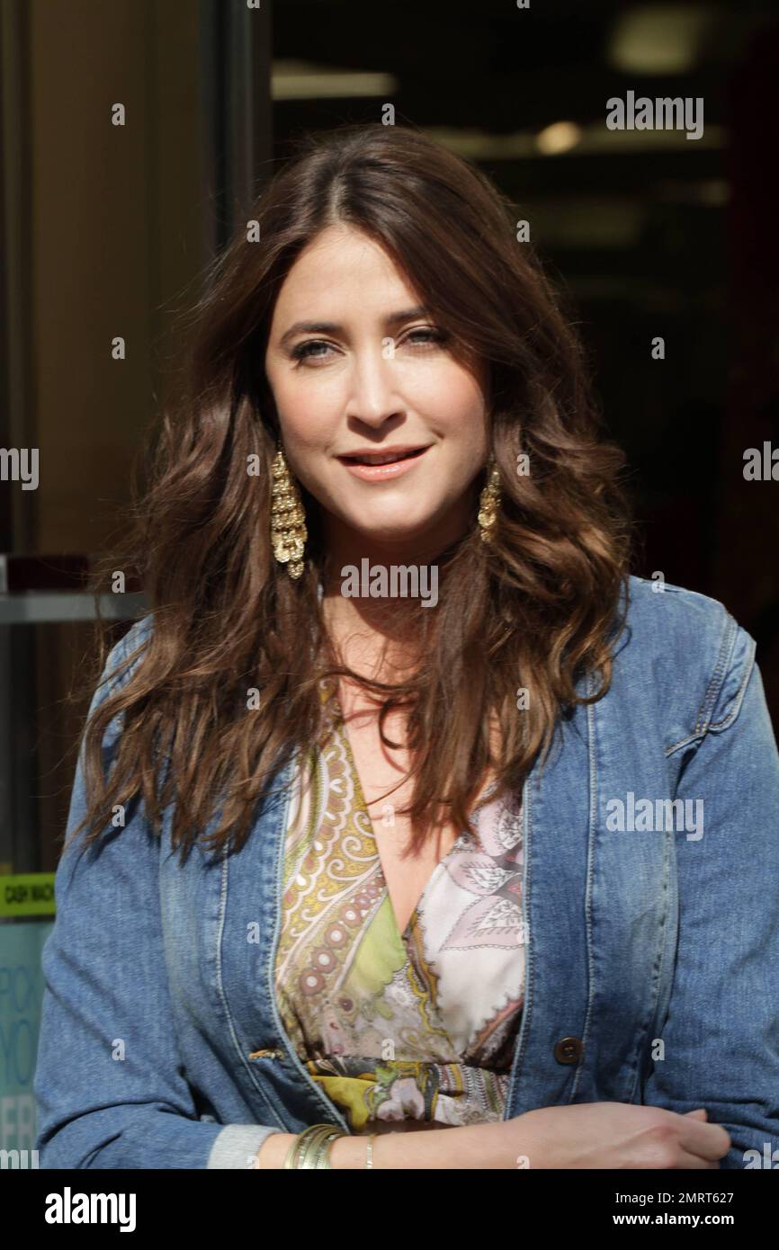 Personalità televisiva britannica e modello Lisa Snowdon posa per i fotografi durante l'evento 'One Day Wardrobe Clear out' dove ha donato alcuni dei suoi abiti a Oxfam a Marks & Spencer su Oxford Street. Snowdon, che indossava un bel maxi abito primaverile a motivi geometrici abbinato a una giacca in denim e orecchini a lampadario d'oro, fa parte anche della nuova campagna pubblicitaria M&S "solo alla tua M&S". Londra, Regno Unito. 03/23/11. Foto Stock