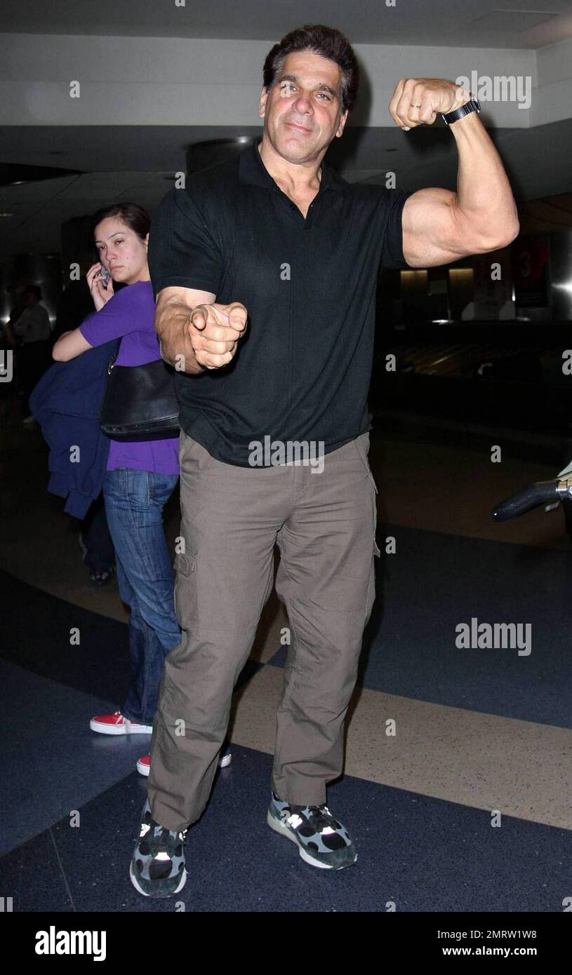 Esclusivo!! L'attore Lou Ferrigno, meglio conosciuto per il suo ruolo di 'The Incredible Hulk', arriva alla LAX. L'ex MR. Universe, ora 57 anni, mostrò i suoi bicipiti ancora molto impressionanti. Los Angeles, California. 4/19/09. . Foto Stock