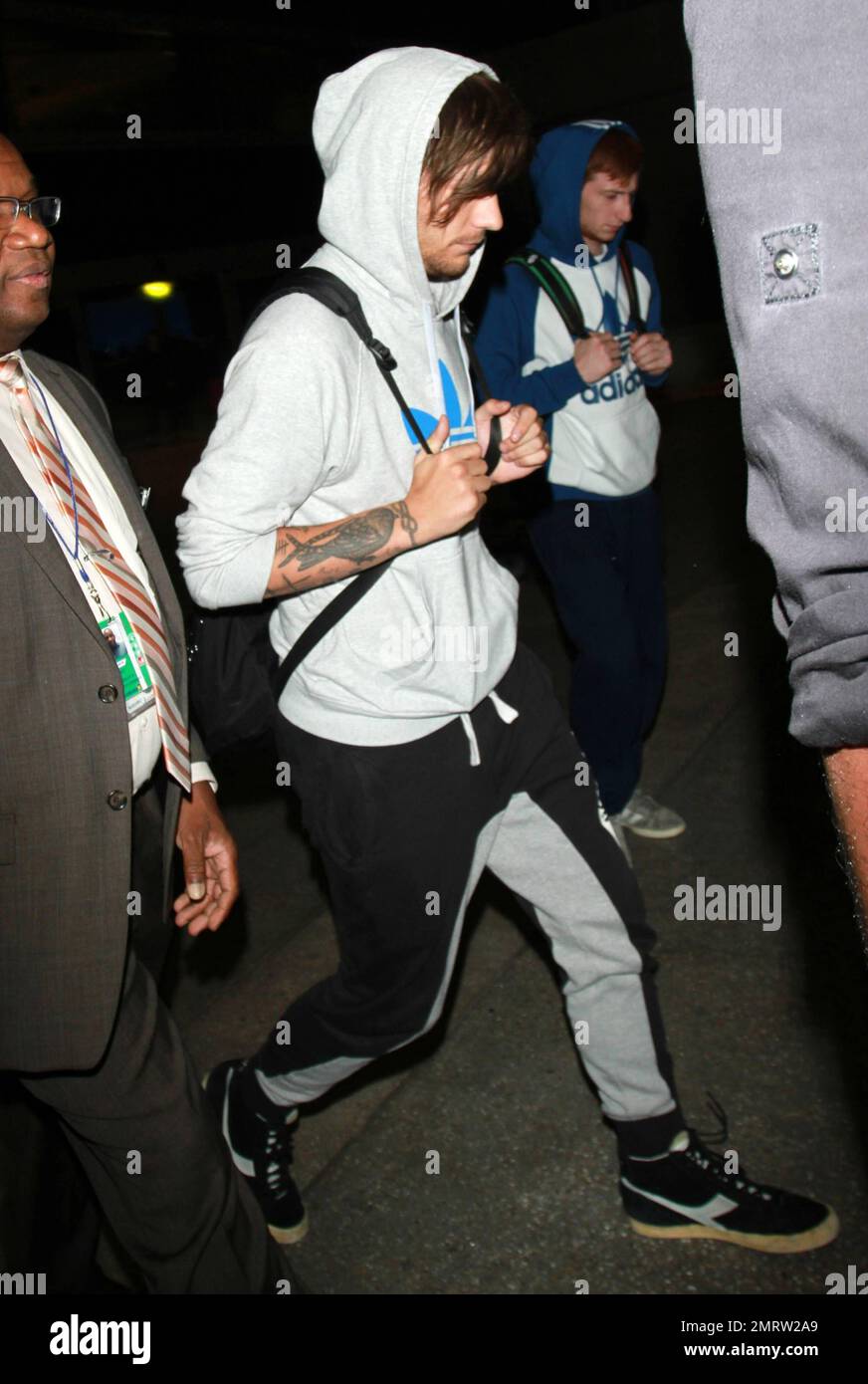 Louis Tomlinson di 'una direzione' è individuato all'aeroporto di LAX a Los Angeles, CA. Giugno 2, 2015. Foto Stock