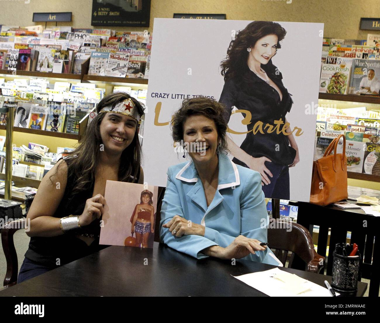 La star di 'Wonder Woman' Lynda carter promuove l'uscita del suo nuovo CD 'Crazy Little Things' durante la firma di un CD a Barnes and Noble. Carter ha anche eseguito due brani dal CD durante l'evento. Miami, Florida. 6/15/11. Foto Stock