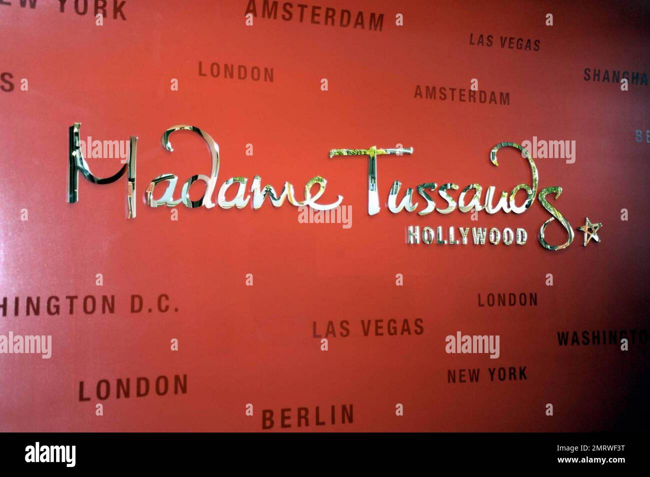 Il museo delle cere di Madame Tussaud organizza una cerimonia di taglio del nastro per la grande apertura della sua nuova location a Hollywood. Il museo ospita statue di cera di alcune delle più grandi star e musicisti di Hollywood di tutti i tempi, tra cui personaggi famosi come Britney Spears, Beyonce Knowles, Jennifer Lopez, Brad Pitt, Angelina Jolie, Justin Timberlake, Halle Berry e Shakira. Il museo include anche leggende sportive come David Beckham, Kobe Bryant, Tiger Woods e Lance Armstrong. Il sindaco di Los Angeles Antonio Villaraigosa ha officiato alla cerimonia del taglio del nastro. Los Angeles, California. 7/21/09. . Foto Stock
