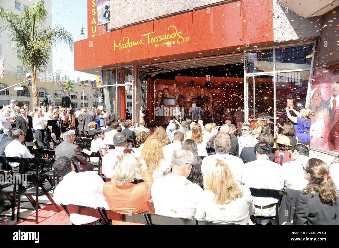 Il museo delle cere di Madame Tussaud organizza una cerimonia di taglio del nastro per la grande apertura della sua nuova location a Hollywood. Il museo ospita statue di cera di alcune delle più grandi star e musicisti di Hollywood di tutti i tempi, tra cui personaggi famosi come Britney Spears, Beyonce Knowles, Jennifer Lopez, Brad Pitt, Angelina Jolie, Justin Timberlake, Halle Berry e Shakira. Il museo include anche leggende sportive come David Beckham, Kobe Bryant, Tiger Woods e Lance Armstrong. Il sindaco di Los Angeles Antonio Villaraigosa ha officiato alla cerimonia del taglio del nastro. Los Angeles, California. 7/21/09. . Foto Stock