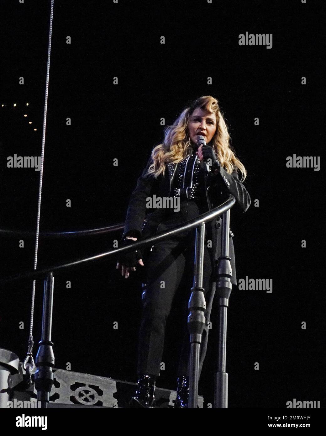 Madonna si esibisce dal vivo durante il suo Rebel Heart Tour all'American Airlines Arena di Miami, Florida. Madonna, che ha fatto 5 cambi di costume, ha cantato "Don't Cry for Me Argentina" per la prima volta in questo tour. Ha dichiarato che questa era la sua esposizione 60th. La cantante ha anche portato sua figlia Misericordia sul palco e ballato con lei mentre la folla cantava Buon compleanno. Era il 10th° compleanno di Mercy. DJ Khalid più tardi si unì a Madonna sul palco e diede i suoi diamanti e contanti. 23rd gennaio 2016. Foto Stock