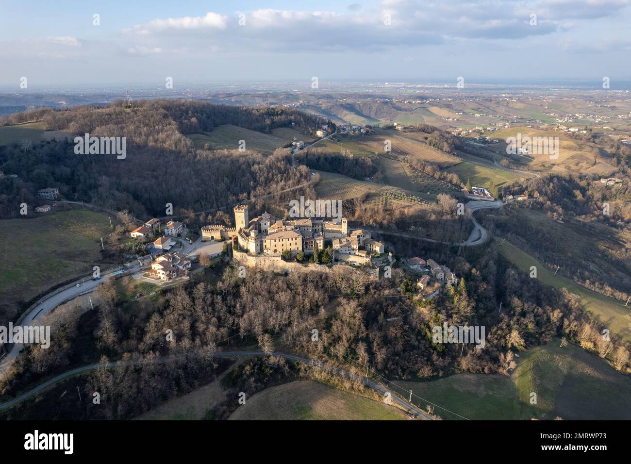 Vigoleno, Italia - 30 Gennaio 2023 veduta aerea del castello di Vigoleno , fortezza e panorama panoramico sulle colline parmense, Emilia Romagna . Foto Stock