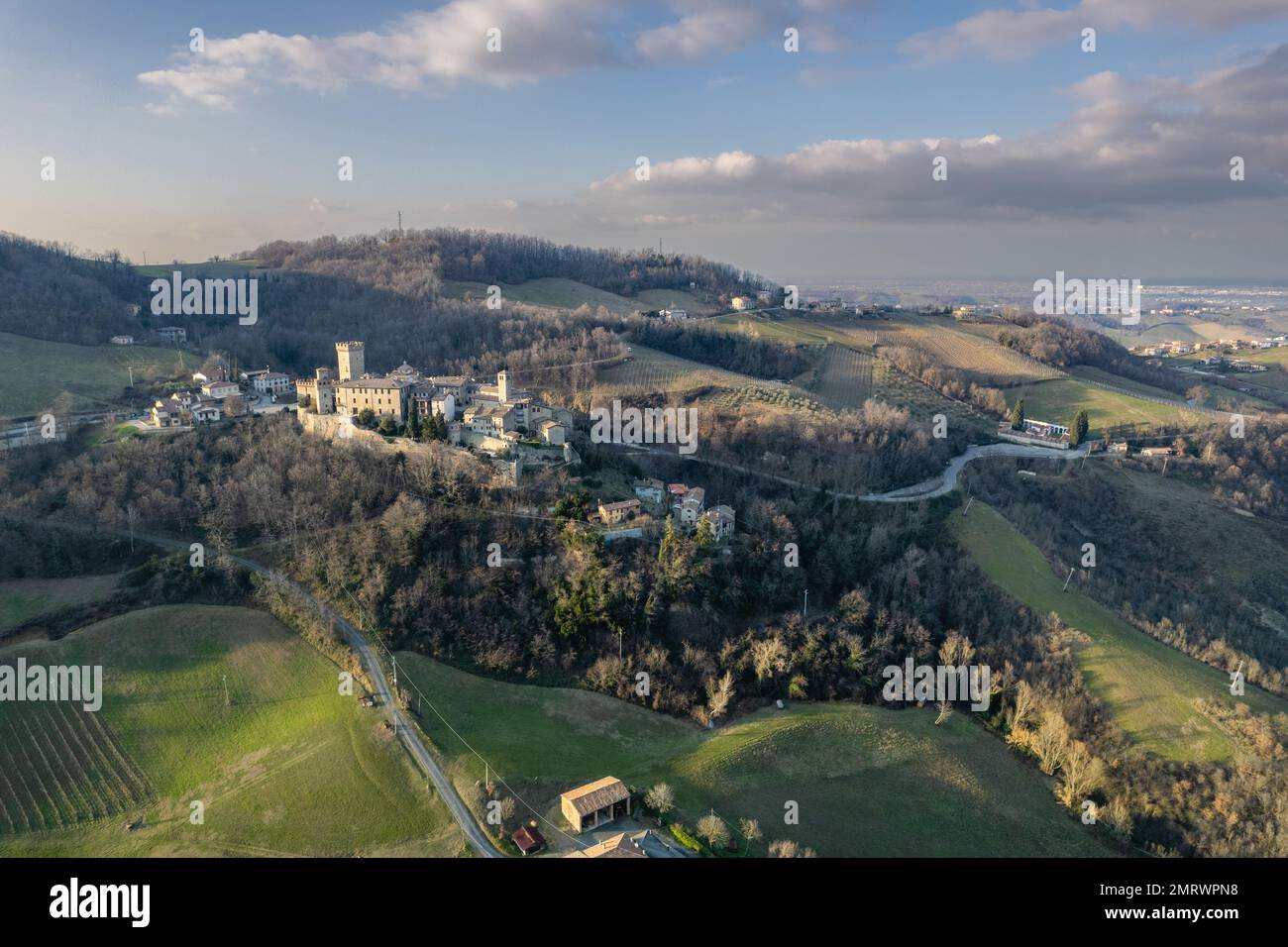 Vigoleno, Italia - 30 Gennaio 2023 veduta aerea del castello di Vigoleno , fortezza e panorama panoramico sulle colline parmense, Emilia Romagna . Foto Stock