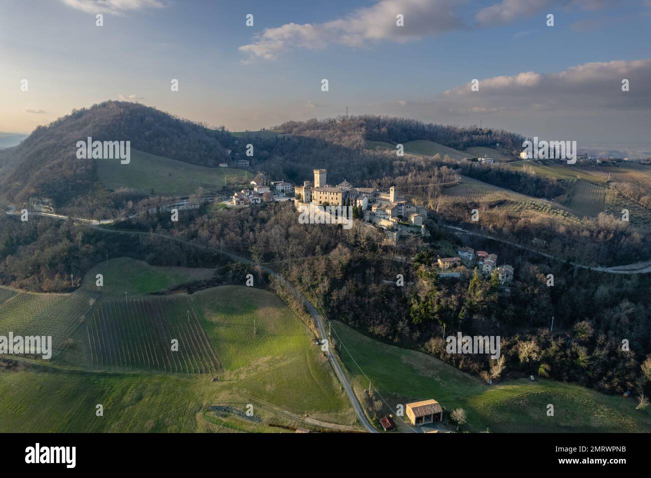 Vigoleno, Italia - 30 Gennaio 2023 veduta aerea del castello di Vigoleno , fortezza e panorama panoramico sulle colline parmense, Emilia Romagna . Foto Stock