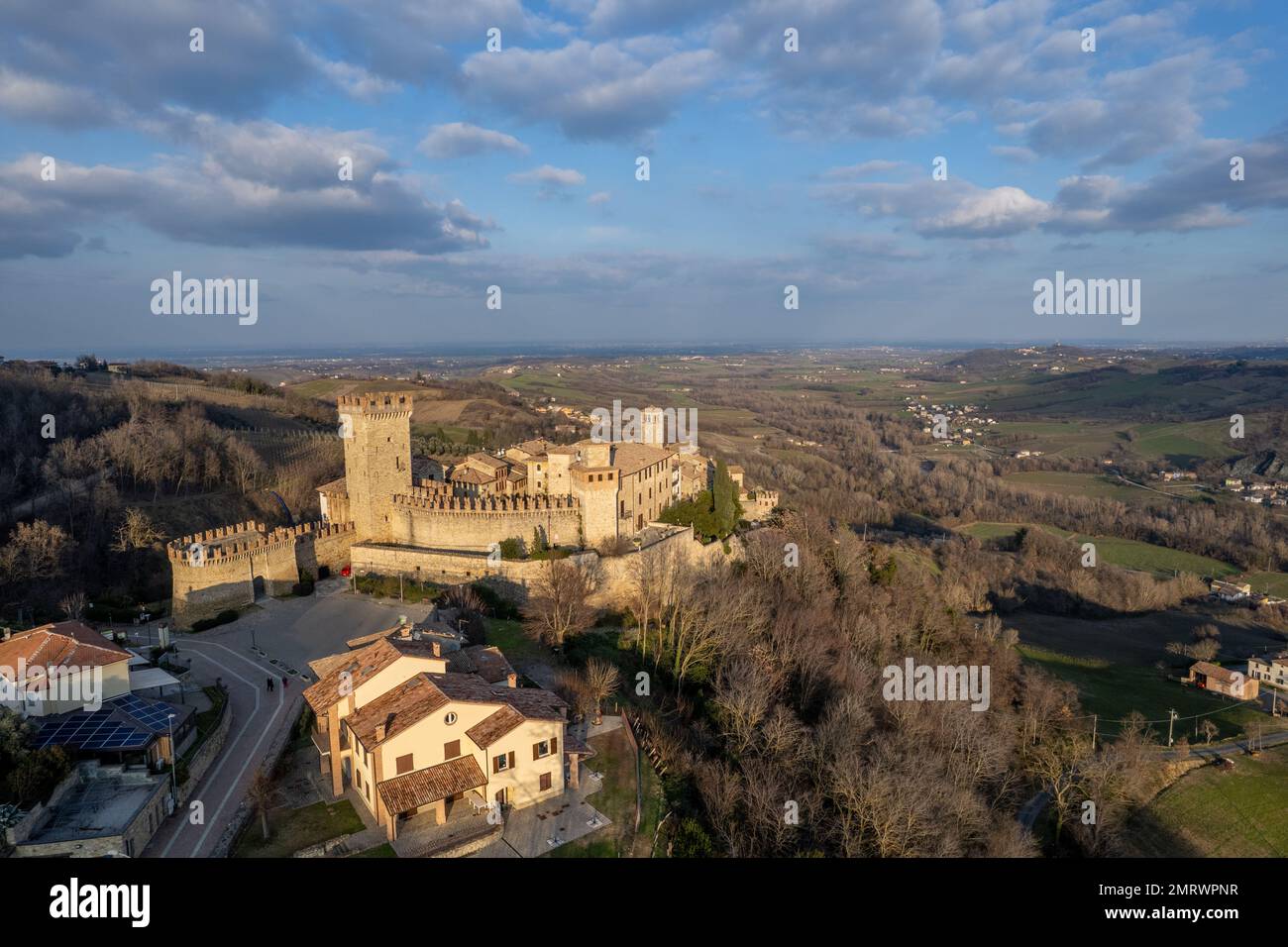 Vigoleno, Italia - 30 Gennaio 2023 veduta aerea del castello di Vigoleno , fortezza e panorama panoramico sulle colline parmense, Emilia Romagna . Foto Stock