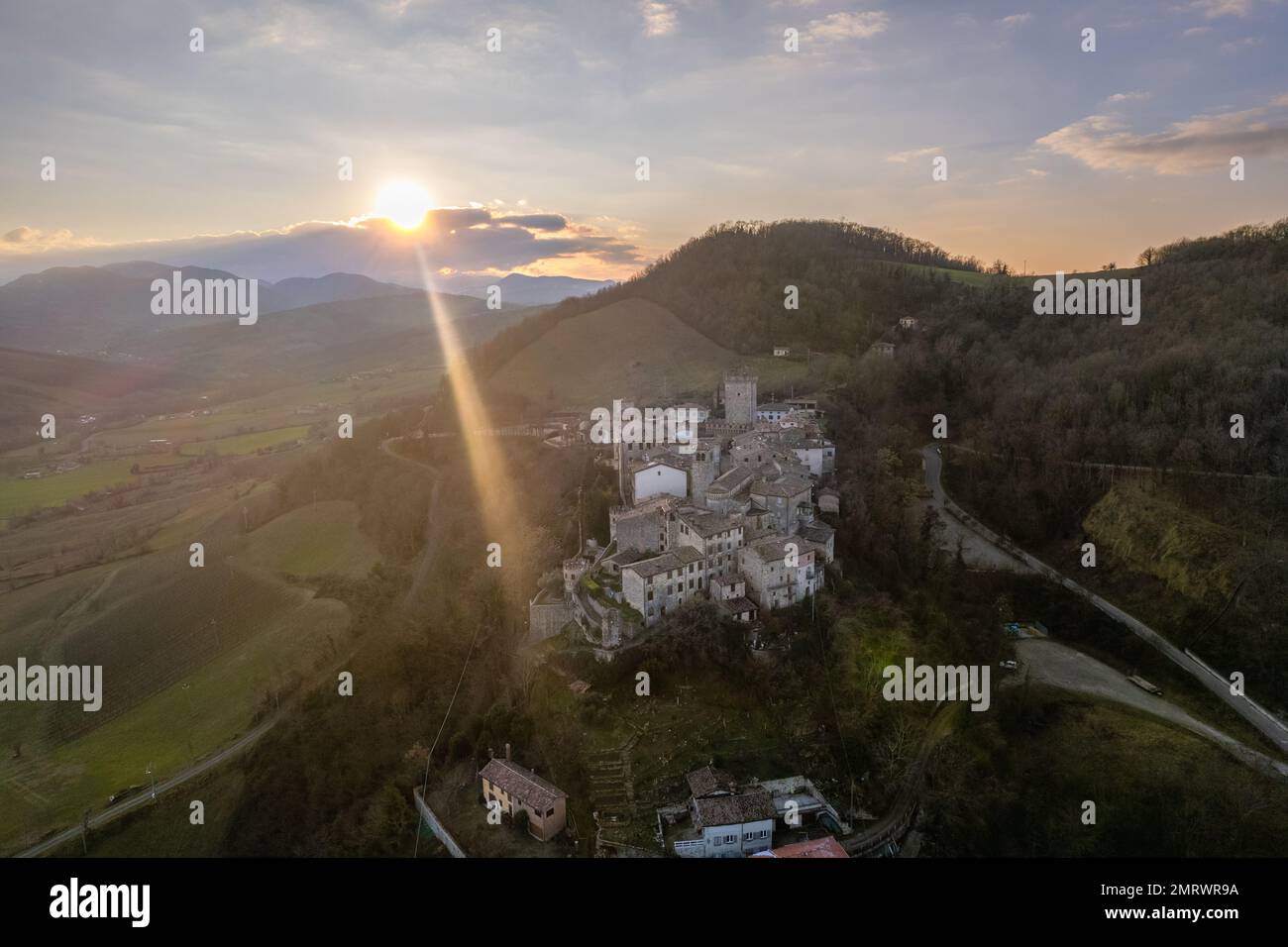 Vigoleno, Italia - 30 Gennaio 2023 veduta aerea del castello di Vigoleno , fortezza e panorama panoramico sulle colline parmense, Emilia Romagna . Foto Stock