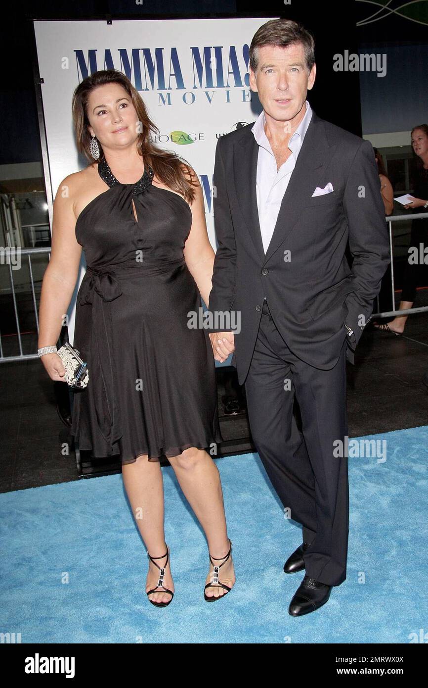 L'attore Pierce Brosnan (R) e la moglie Keely Shaye-Smith alla prima di 'Mamma mia!' Al Teatro Ziegfield di New York, NY 7/16/08. Foto Stock