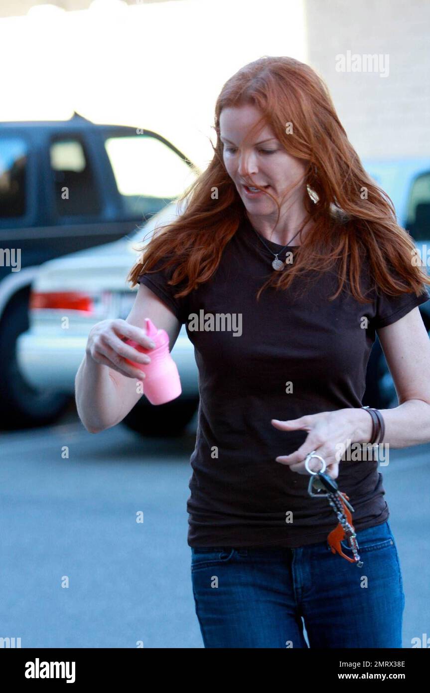 Esclusivo!! Marcia Cross, la stella delle "Desperate Housewives", e una delle sue ragazze gemelle, fanno una passeggiata a Los Angeles, California. 8/7/08. Foto Stock