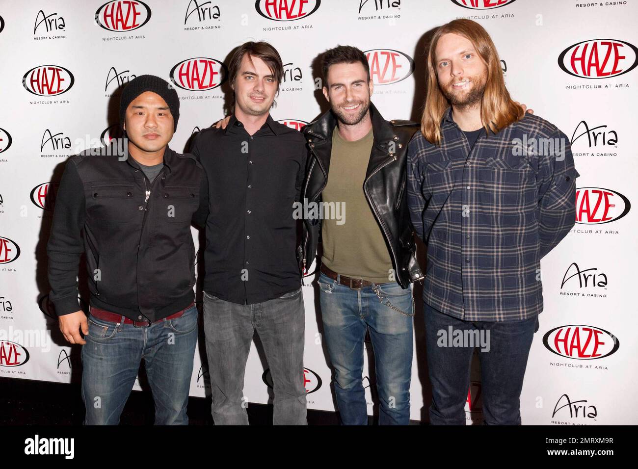 Gene Hong, Sam Farrar, Adam Levine e James Valentine di Maroon 5 posano per i fotografi all'Haze Nightclub all'aria prima della loro performance al club. La band vincitrice del Grammy Award si prepara per il loro ultimo tour europeo a supportare il loro ultimo album Hands in tutto il mondo. Las Vegas, Nevada. 01/08/11. Foto Stock