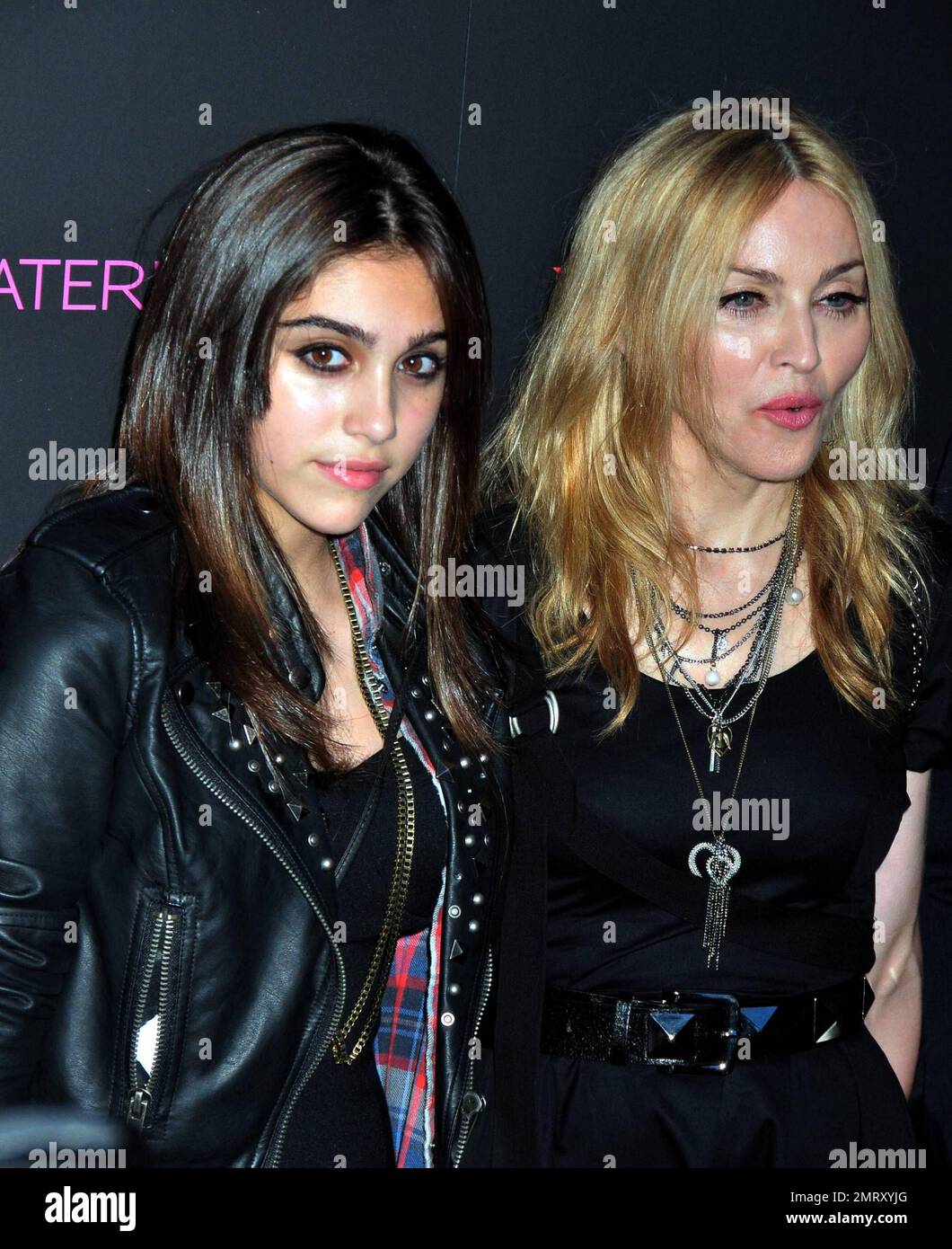 Madonna e figlia Lourdes camminano il tappeto rosa al lancio della  collezione della loro nuova linea di moda, Material Girl a Macy's Herald  Square. Il duo madre-figlia è stato accompagnato anche dal