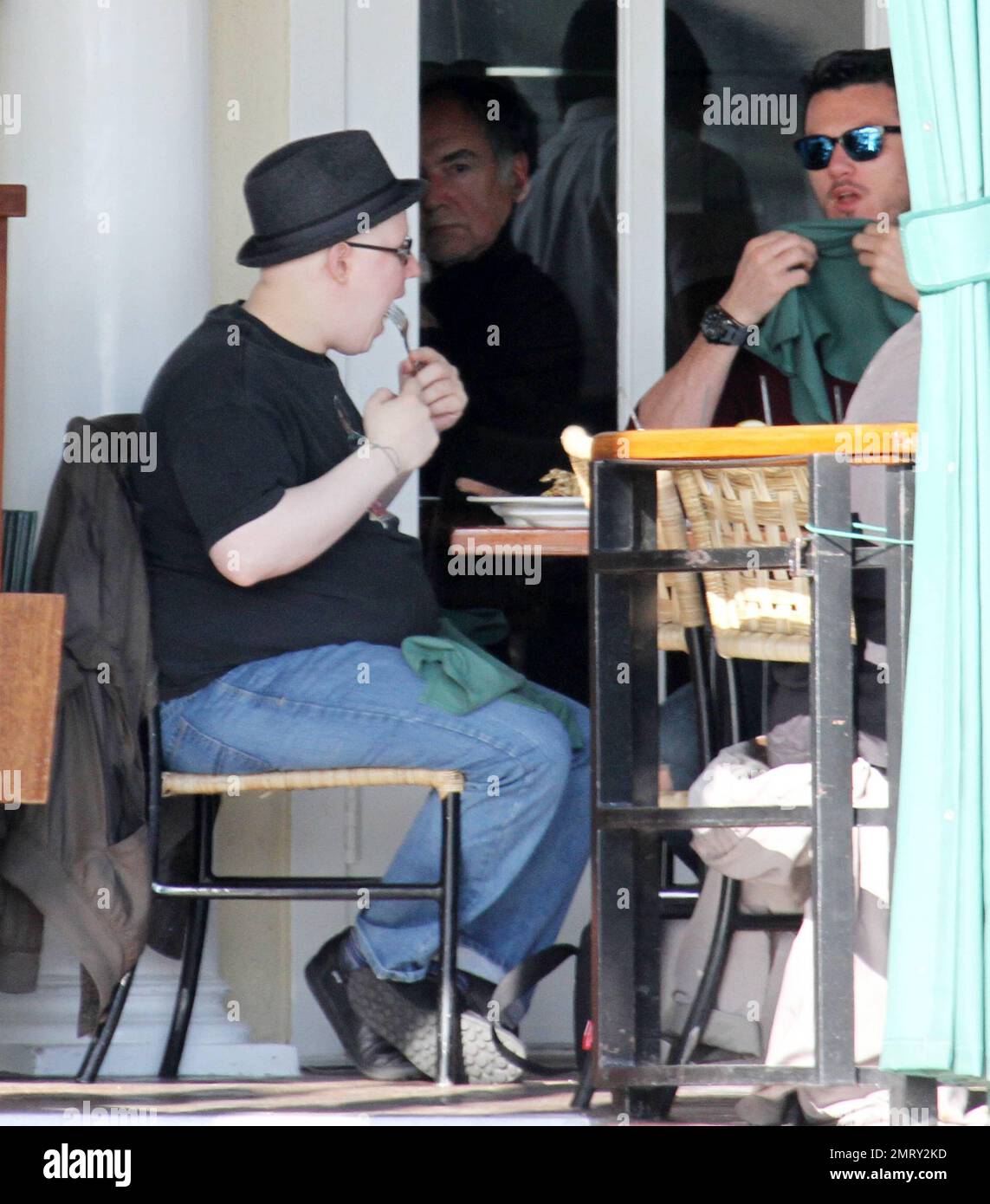 ESCLUSIVO!! Un vestito Matt Lucas ama pranzare è la sua città recentemente adottata di Los Angeles al Sunset Strip popolare eaterie Cafe Med con un elegante amico maschile. Il 'Bridesmaids' e il piccolo comico britannico trascorsero un'ora e mezza gustando cibo, bevande, conversazione e risate in un insolitamente infuocato pomeriggio domenicale prima di partire in macchina insieme. Lucas, recentemente acquistato un $2,95 milioni di dollari 1928 in stile spagnolo mini-composto a West Hollywood che vanta 5 camere da letto e 4,25 bagni dopo aver guardato dal 2010. In un'intervista la stella britannica piccola ha dichiarato che 'sta comprando soltanto a. Foto Stock