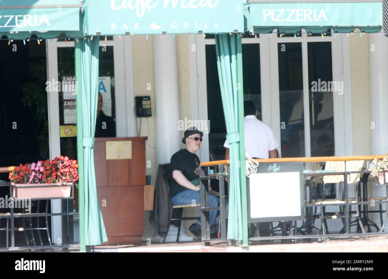 ESCLUSIVO!! Un vestito Matt Lucas ama pranzare è la sua città recentemente adottata di Los Angeles al Sunset Strip popolare eaterie Cafe Med con un elegante amico maschile. Il 'Bridesmaids' e il piccolo comico britannico trascorsero un'ora e mezza gustando cibo, bevande, conversazione e risate in un insolitamente infuocato pomeriggio domenicale prima di partire in macchina insieme. Lucas, recentemente acquistato un $2,95 milioni di dollari 1928 in stile spagnolo mini-composto a West Hollywood che vanta 5 camere da letto e 4,25 bagni dopo aver guardato dal 2010. In un'intervista la stella britannica piccola ha dichiarato che 'sta comprando soltanto a. Foto Stock