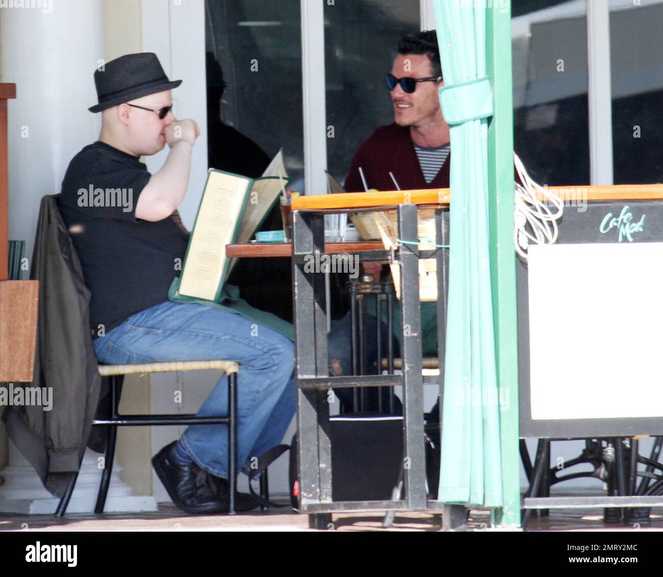 ESCLUSIVO!! Un vestito Matt Lucas ama pranzare è la sua città recentemente adottata di Los Angeles al Sunset Strip popolare eaterie Cafe Med con un elegante amico maschile. Il 'Bridesmaids' e il piccolo comico britannico trascorsero un'ora e mezza gustando cibo, bevande, conversazione e risate in un insolitamente infuocato pomeriggio domenicale prima di partire in macchina insieme. Lucas, recentemente acquistato un $2,95 milioni di dollari 1928 in stile spagnolo mini-composto a West Hollywood che vanta 5 camere da letto e 4,25 bagni dopo aver guardato dal 2010. In un'intervista la stella britannica piccola ha dichiarato che 'sta comprando soltanto a. Foto Stock