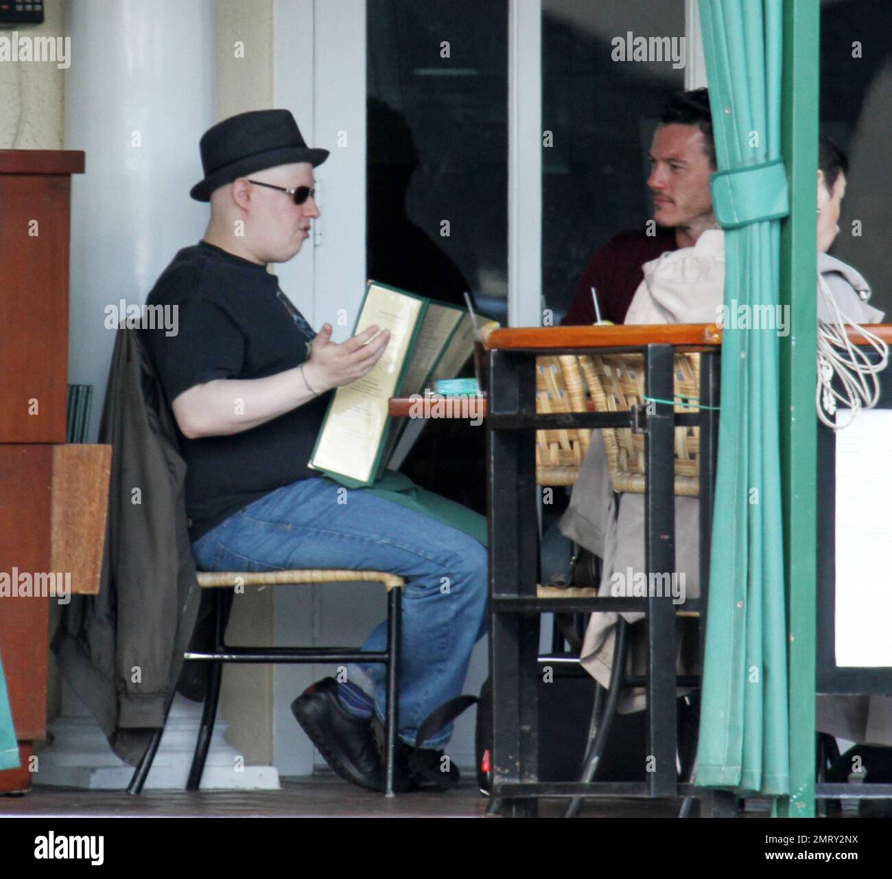 ESCLUSIVO!! Un vestito Matt Lucas ama pranzare è la sua città recentemente adottata di Los Angeles al Sunset Strip popolare eaterie Cafe Med con un elegante amico maschile. Il 'Bridesmaids' e il piccolo comico britannico trascorsero un'ora e mezza gustando cibo, bevande, conversazione e risate in un insolitamente infuocato pomeriggio domenicale prima di partire in macchina insieme. Lucas, recentemente acquistato un $2,95 milioni di dollari 1928 in stile spagnolo mini-composto a West Hollywood che vanta 5 camere da letto e 4,25 bagni dopo aver guardato dal 2010. In un'intervista la stella britannica piccola ha dichiarato che 'sta comprando soltanto a. Foto Stock