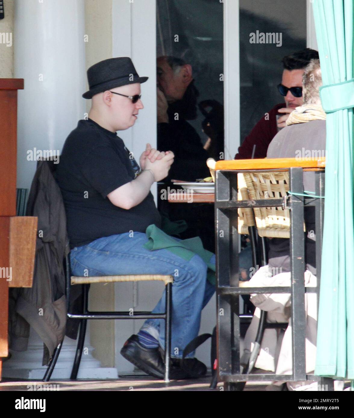 ESCLUSIVO!! Un vestito Matt Lucas ama pranzare è la sua città recentemente adottata di Los Angeles al Sunset Strip popolare eaterie Cafe Med con un elegante amico maschile. Il 'Bridesmaids' e il piccolo comico britannico trascorsero un'ora e mezza gustando cibo, bevande, conversazione e risate in un insolitamente infuocato pomeriggio domenicale prima di partire in macchina insieme. Lucas, recentemente acquistato un $2,95 milioni di dollari 1928 in stile spagnolo mini-composto a West Hollywood che vanta 5 camere da letto e 4,25 bagni dopo aver guardato dal 2010. In un'intervista la stella britannica piccola ha dichiarato che 'sta comprando soltanto a. Foto Stock