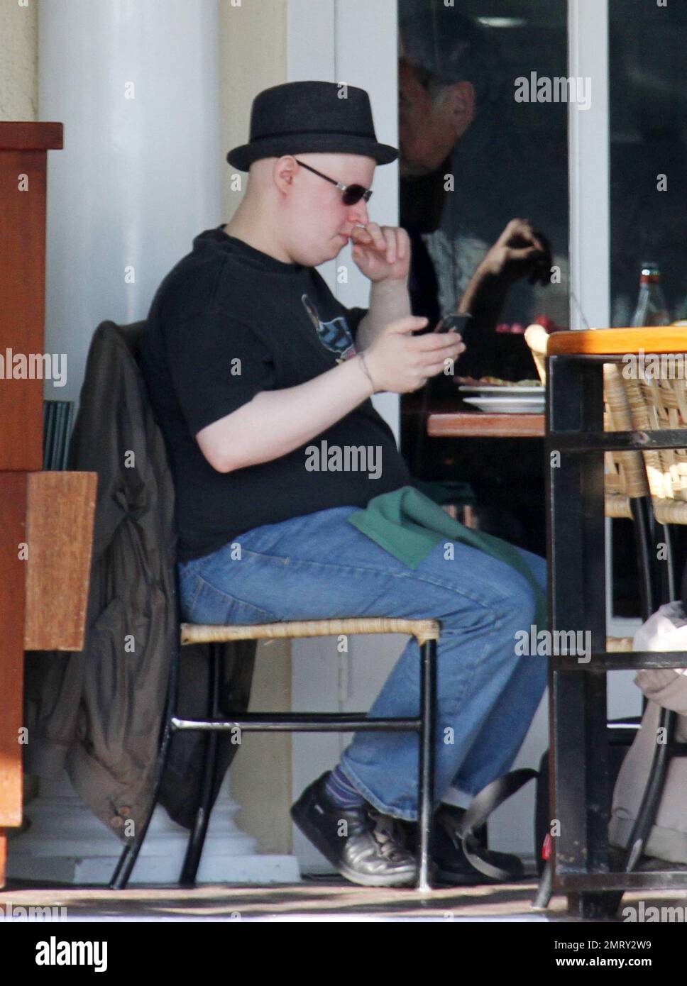 Un vestito Matt Lucas ama pranzare è la sua città recentemente adottata di Los Angeles al Sunset Strip popolare eaterie Cafe Med con un elegante amico maschile. Il 'Bridesmaids' e il piccolo comico britannico trascorsero un'ora e mezza gustando cibo, bevande, conversazione e risate in un insolitamente infuocato pomeriggio domenicale prima di partire in macchina insieme. Lucas, recentemente acquistato un $2,95 milioni di dollari 1928 in stile spagnolo mini-composto a West Hollywood che vanta 5 camere da letto e 4,25 bagni dopo aver guardato dal 2010. In un'intervista la piccola stella britannica ha dichiarato che 'sta acquistando solo per sfuggire alla B Foto Stock