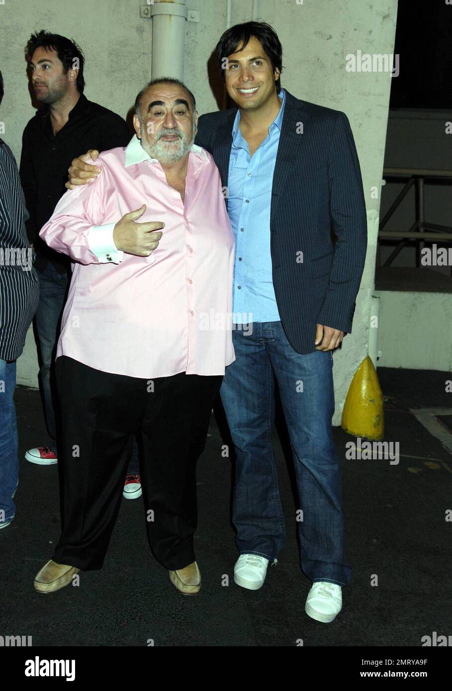 Joe Francis, ex-condannato e fondatore di 'Girls Gone Wild', si appende con la star di 'Borat' Ken Davitian mentre aspettano di camminare sul tappeto rosso al MAXIM Magazine Hot 100 Party presso Paramount Studios. Solo a Hollywood, California. 5/21/08. Foto Stock