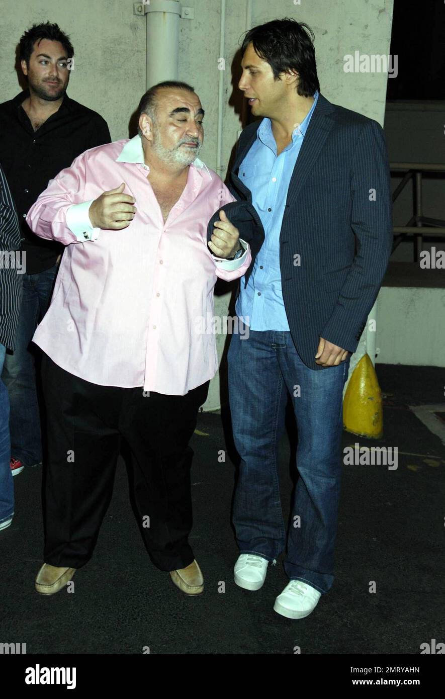 Joe Francis, ex-condannato e fondatore di 'Girls Gone Wild', si appende con la star di 'Borat' Ken Davitian mentre aspettano di camminare sul tappeto rosso al MAXIM Magazine Hot 100 Party presso Paramount Studios. Solo a Hollywood, California. 5/21/08. Foto Stock