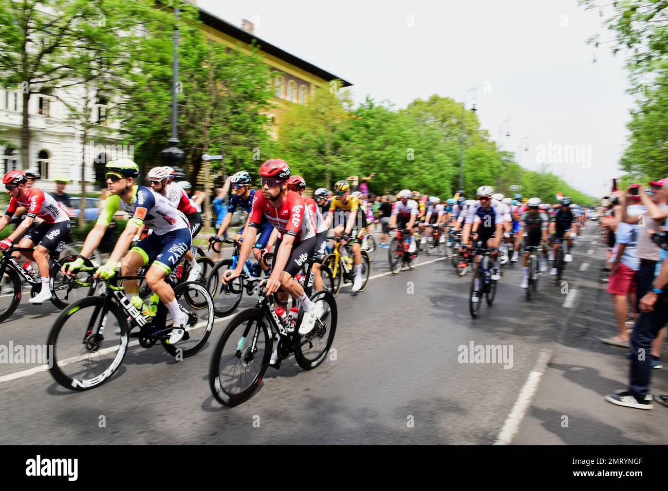 Budapest: Maggio 06 2022. Ciclisti al via della gara ciclistica giro d Italia 105th. Partendo da Piazza degli Eroi. ritmo lento al primo peloton Foto Stock