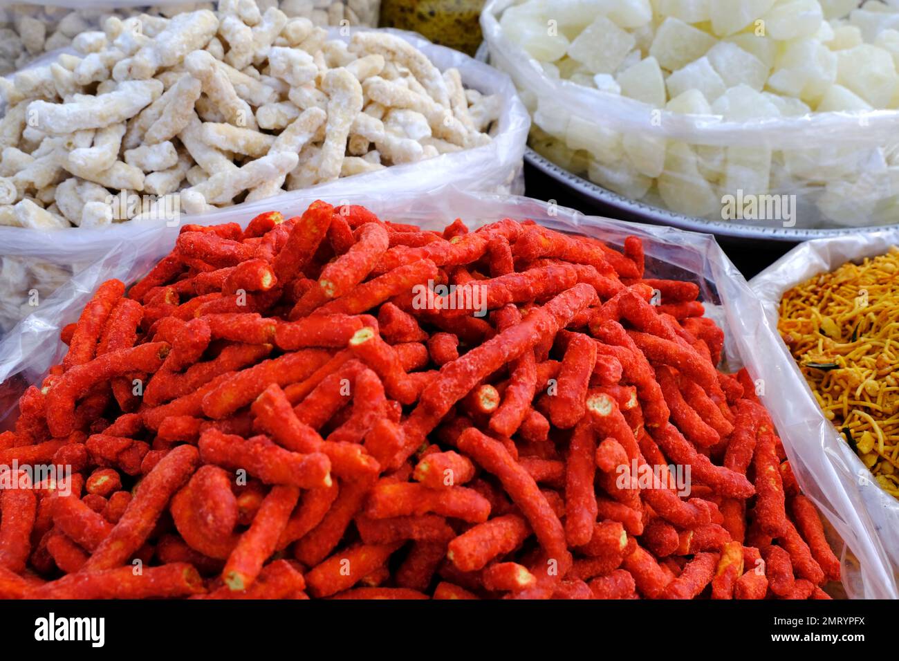 Cibo dolce indiano Sev e Til (semi di Sesame) revdi, altri nomi sono rewri, rewadi, revadi, revri in vendita nel mercato di Pune, India. Foto Stock