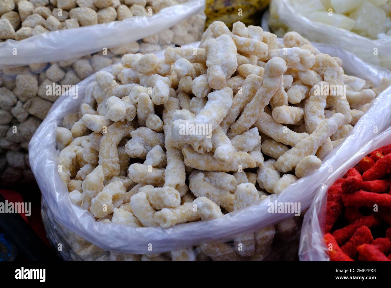 Cibo dolce indiano Sev e Til (semi di Sesame) revdi, altri nomi sono rewri, rewadi, revadi, revri in vendita nel mercato di Pune, India. Foto Stock