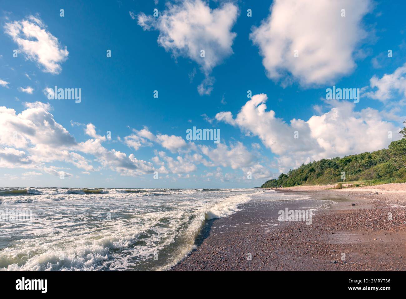 Bel tempo soleggiato in una giornata di tempesta al Mar Baltico Foto Stock
