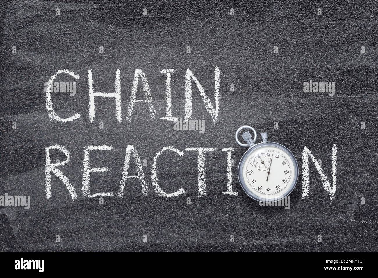 frase di reazione a catena scritta sulla lavagna con cronometro vintage utilizzato Invece di o Foto Stock