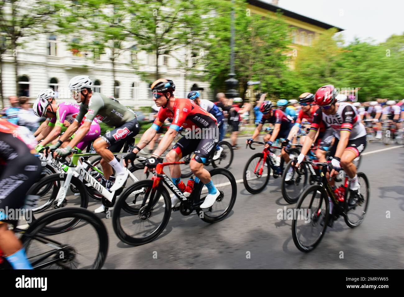 Budapest: Maggio 06 2022. Ciclisti al via della gara ciclistica giro d Italia 105th. Partendo da Piazza degli Eroi. ritmo lento al primo peloton Foto Stock