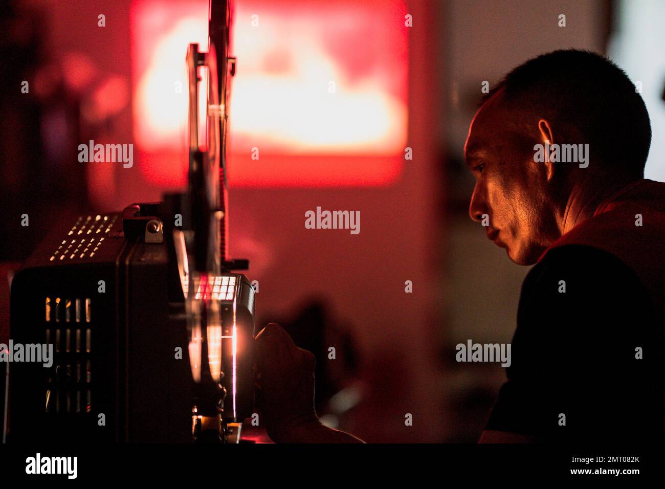 Lushui, provincia cinese dello Yunnan. 22nd Ott 2022. Yang Mingjin regola il proiettore nella città di Lushui, prefettura autonoma di Lisu di Nujiang, provincia dello Yunnan del sud-ovest della Cina, 22 ottobre 2022. PER ANDARE CON 'Profilo: Il proprietario del negozio di pneumatici illumina le montagne con i film' credito: HU Chao/Xinhua/Alamy Live News Foto Stock