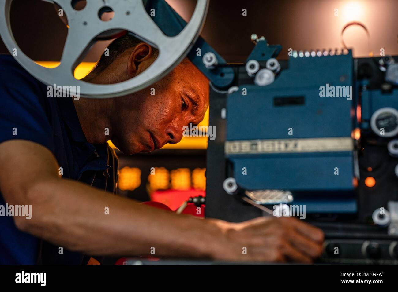 Lushui, provincia cinese dello Yunnan. 22nd Ott 2022. Yang Mingjin regola il proiettore nella città di Lushui, prefettura autonoma di Lisu di Nujiang, provincia dello Yunnan del sud-ovest della Cina, 22 ottobre 2022. PER ANDARE CON 'Profilo: Il proprietario del negozio di pneumatici illumina le montagne con i film' credito: HU Chao/Xinhua/Alamy Live News Foto Stock