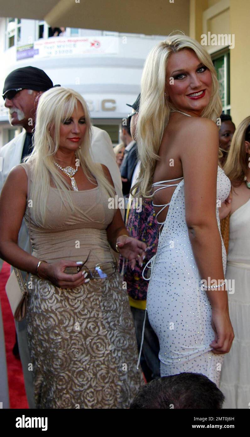 Terry 'Hulk' Hogan, la moglie Linda e Daugther Brooke arrivano al Lincoln Theatre per la Miami Vice East Coast Premiere. Miami Beach, Florida 7/25/06 Foto Stock